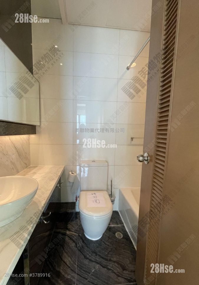 bathroom: Yoho Midtown Rental 2 Bedrooms , 1 Bathroom 507 ft²
