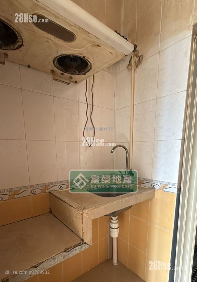 Tenement House Sell 4 Bedrooms , 4 Bathrooms 665 ft²