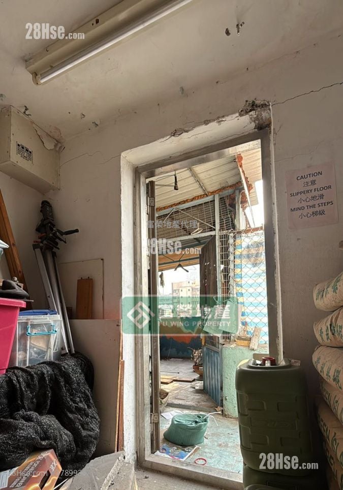 Tenement House Sell 4 Bedrooms , 4 Bathrooms 665 ft²