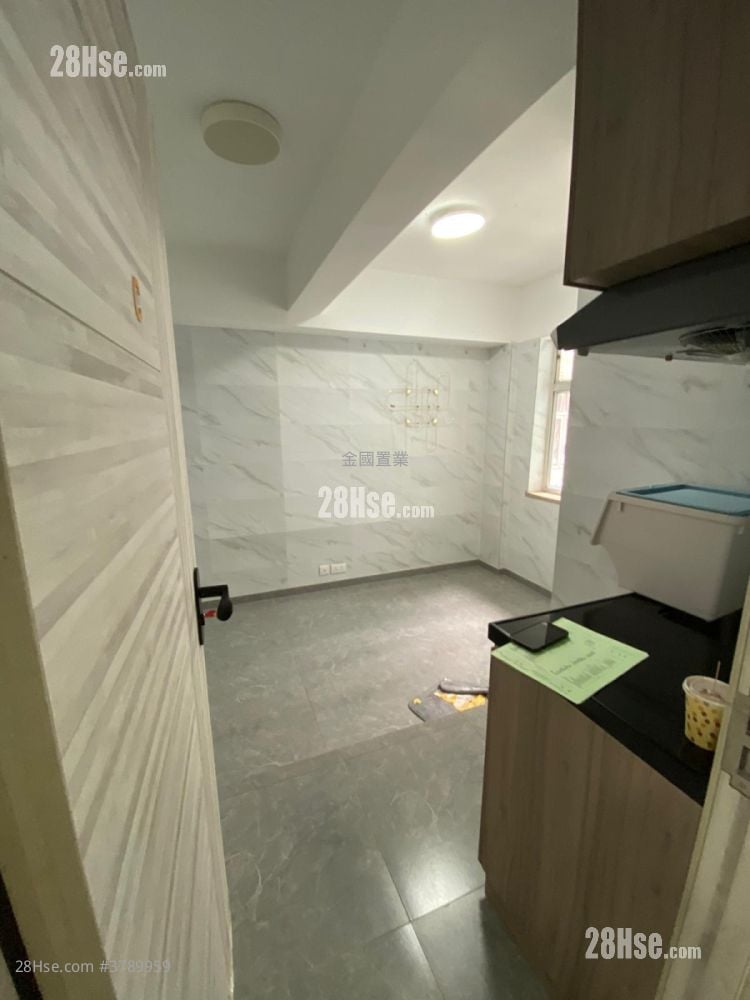 10 Hau Fook Street Sell 4 Bedrooms , 4 Bathrooms 698 ft²