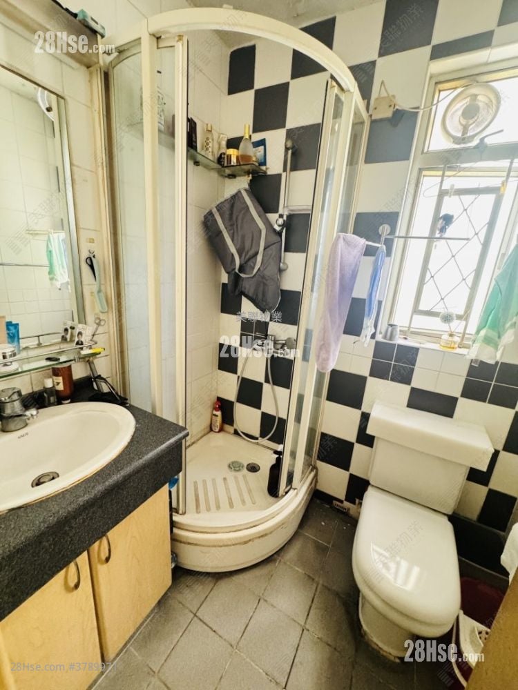 Ning Fung Court Sell 3 Bedrooms , 2 Bathrooms 650 ft²