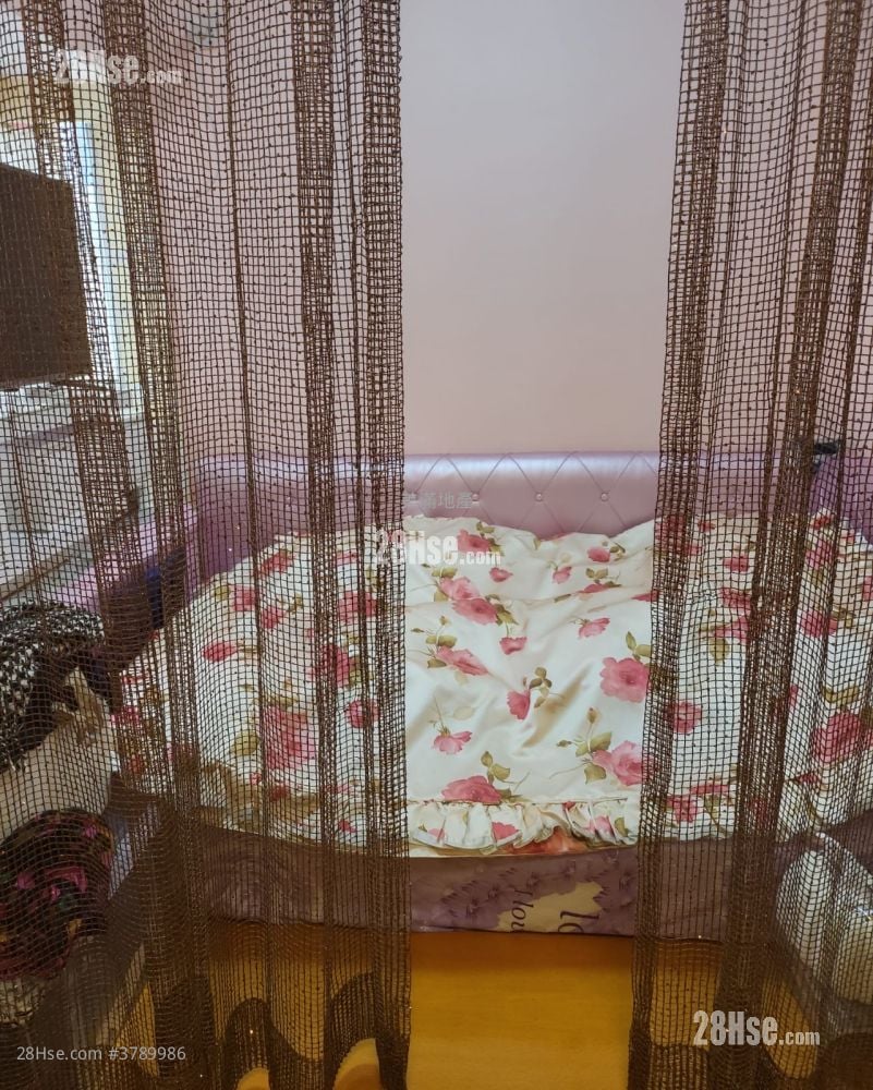 Lun Fung Court Sell 2 Bedrooms , 1 Bathroom