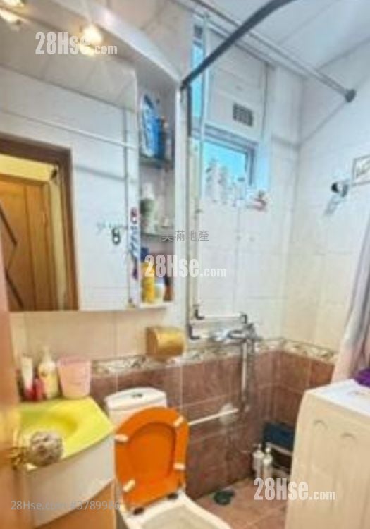 Lun Fung Court Sell 2 Bedrooms , 1 Bathroom