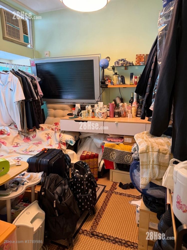 Lun Fung Court Sell 2 Bedrooms , 1 Bathroom