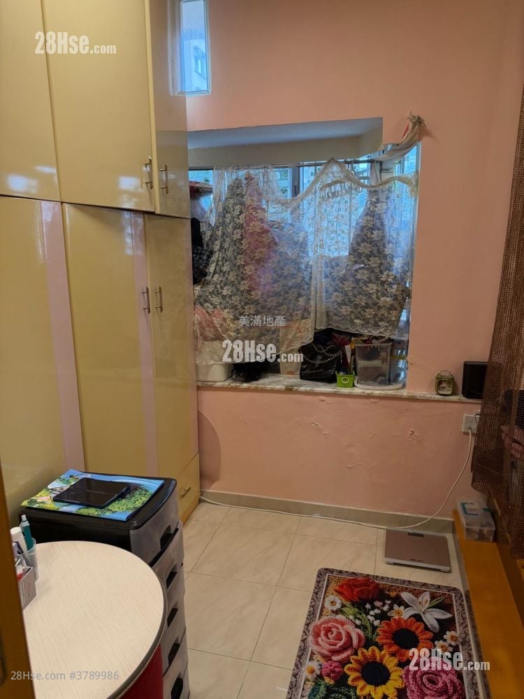 Lun Fung Court Sell 2 Bedrooms , 1 Bathroom