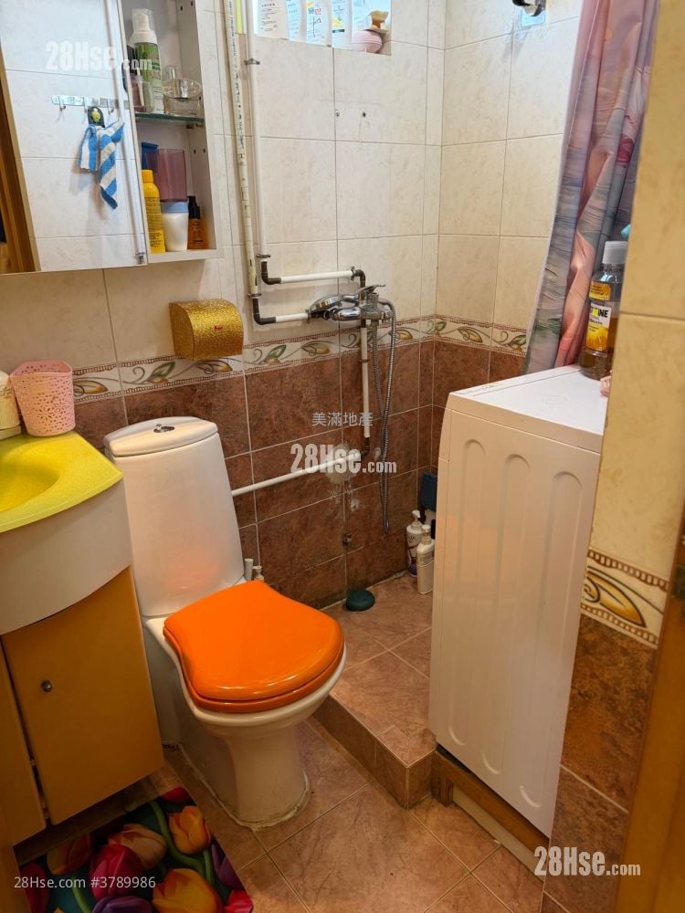 Lun Fung Court Sell 2 Bedrooms , 1 Bathroom