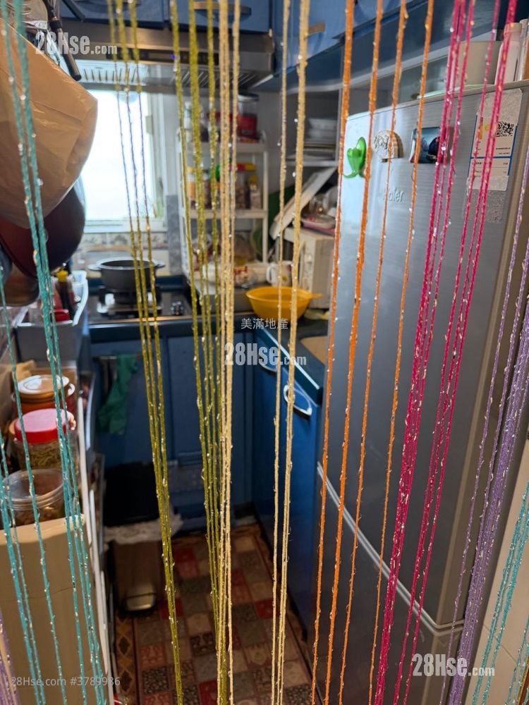 Lun Fung Court Sell 2 Bedrooms , 1 Bathroom