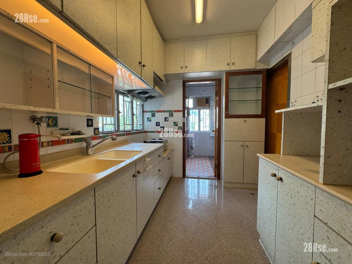 Devon Court Sell 1,270 ft²