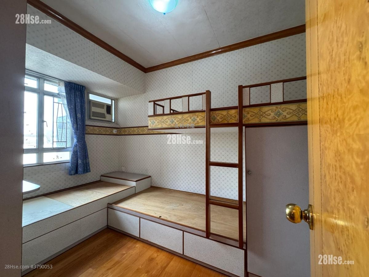 Devon Court Sell 1,270 ft²