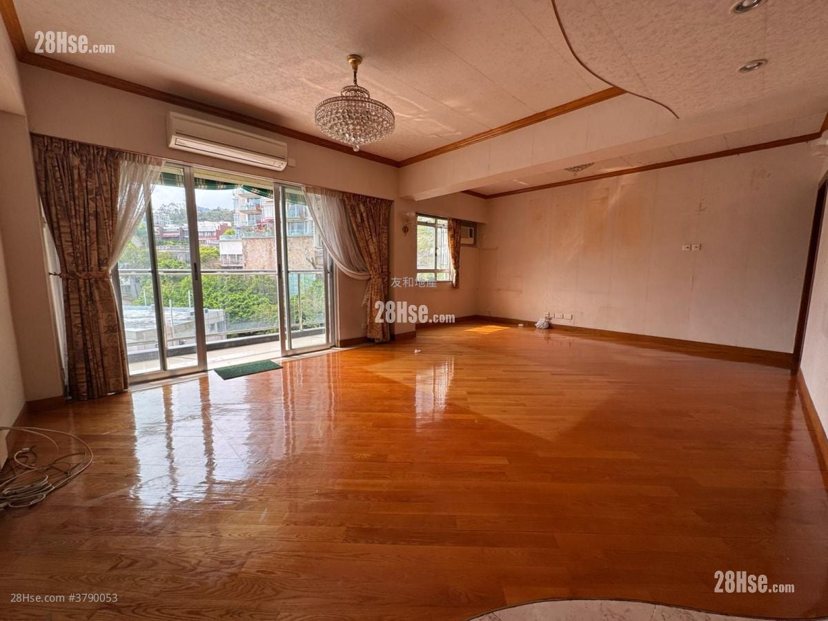 Devon Court Sell 1,270 ft²