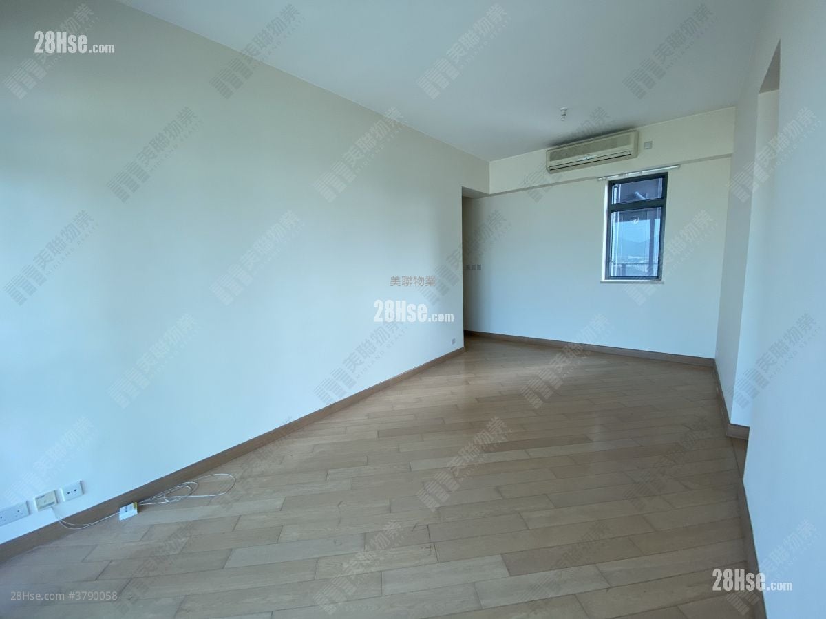 living room: Yoho Midtown Sell 4 Bedrooms , 2 Bathrooms 880 ft²