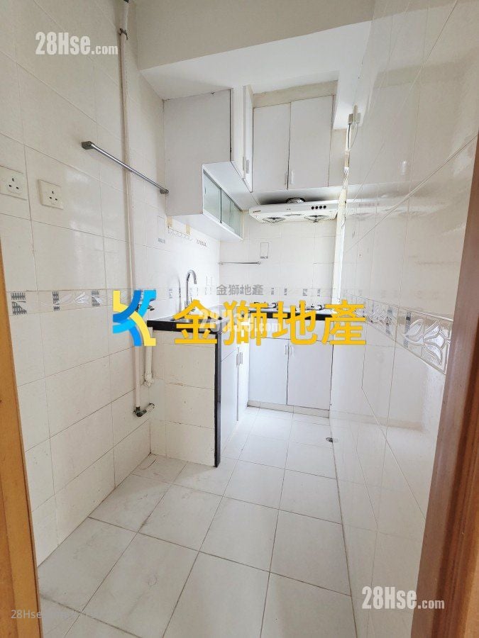 Golden Lion Garden Rental 2 Bedrooms 306 ft²