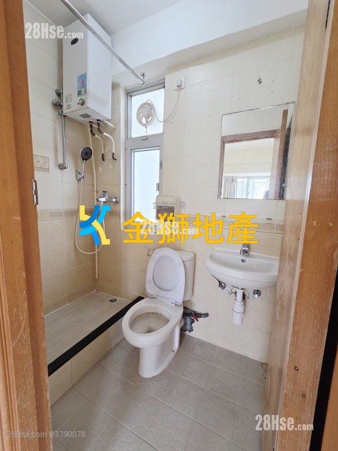 Golden Lion Garden Rental 2 Bedrooms 306 ft²