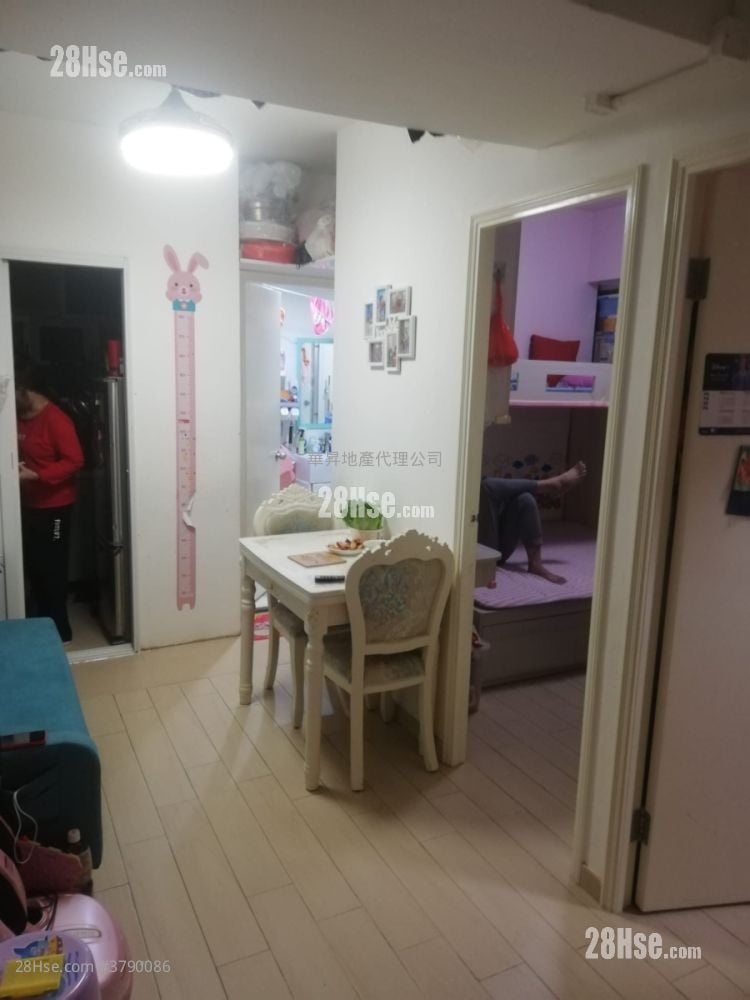 Leung Chau Building Sell 2 Bedrooms , 1 Bathroom 371 ft²