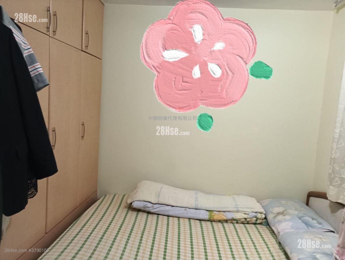 Fung Shing Court Sell 3 Bedrooms , 1 Bathroom 490 ft²