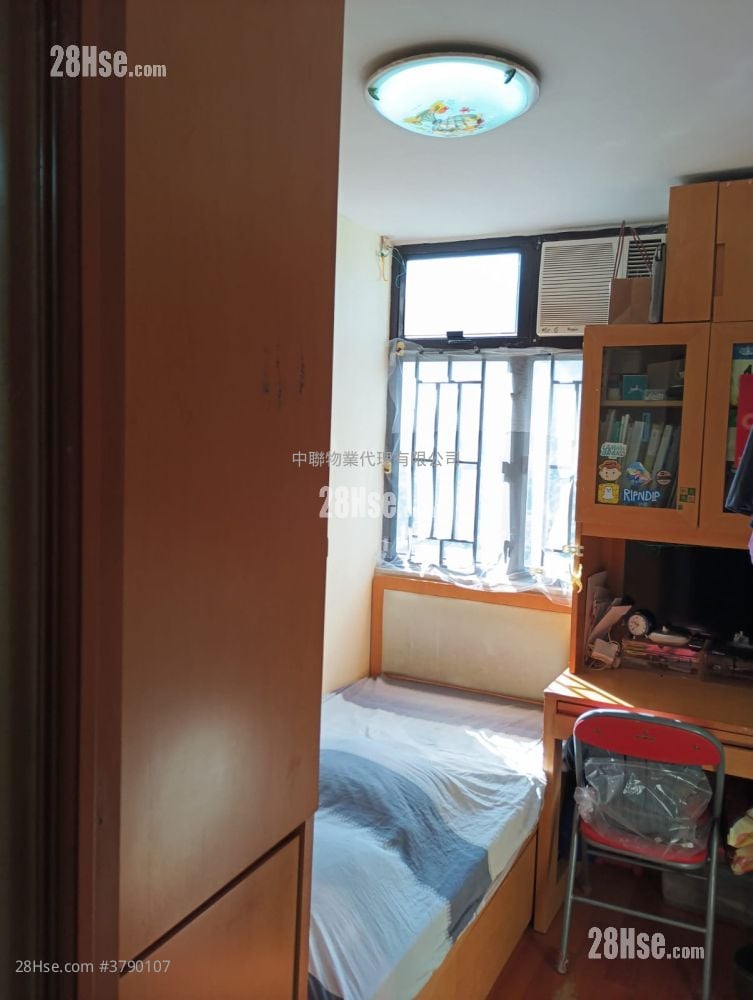 Fung Shing Court Sell 3 Bedrooms , 1 Bathroom 490 ft²
