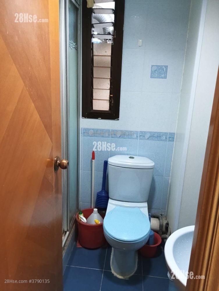 Fung Shing Court Sell 3 Bedrooms , 1 Bathroom