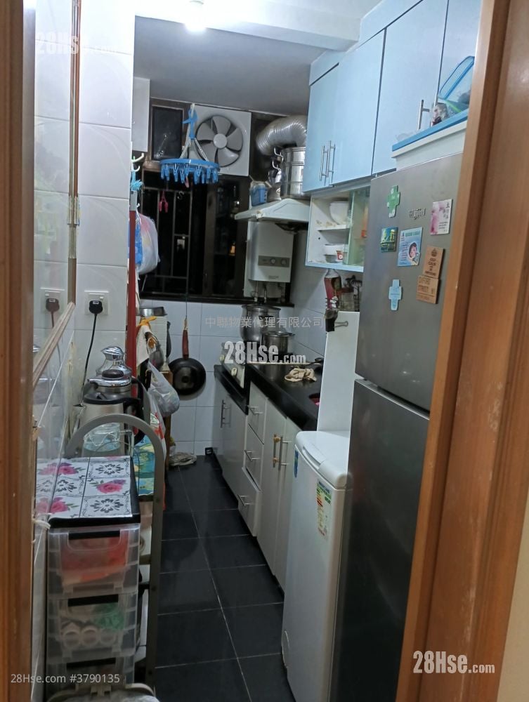 Fung Shing Court Sell 3 Bedrooms , 1 Bathroom