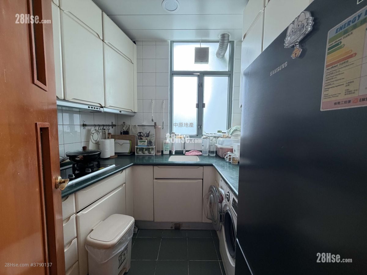 Tung Chung Crescent Sell 2 Bedrooms 607 ft²