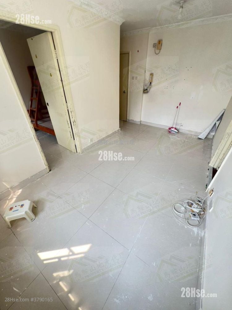Kam Lung Court Sell 2 Bedrooms , 1 Bathroom 401 ft²