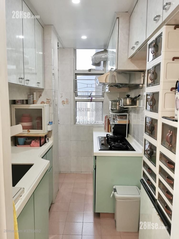 Fu Keung Court Sell 3 Bedrooms , 1 Bathroom 577 ft²