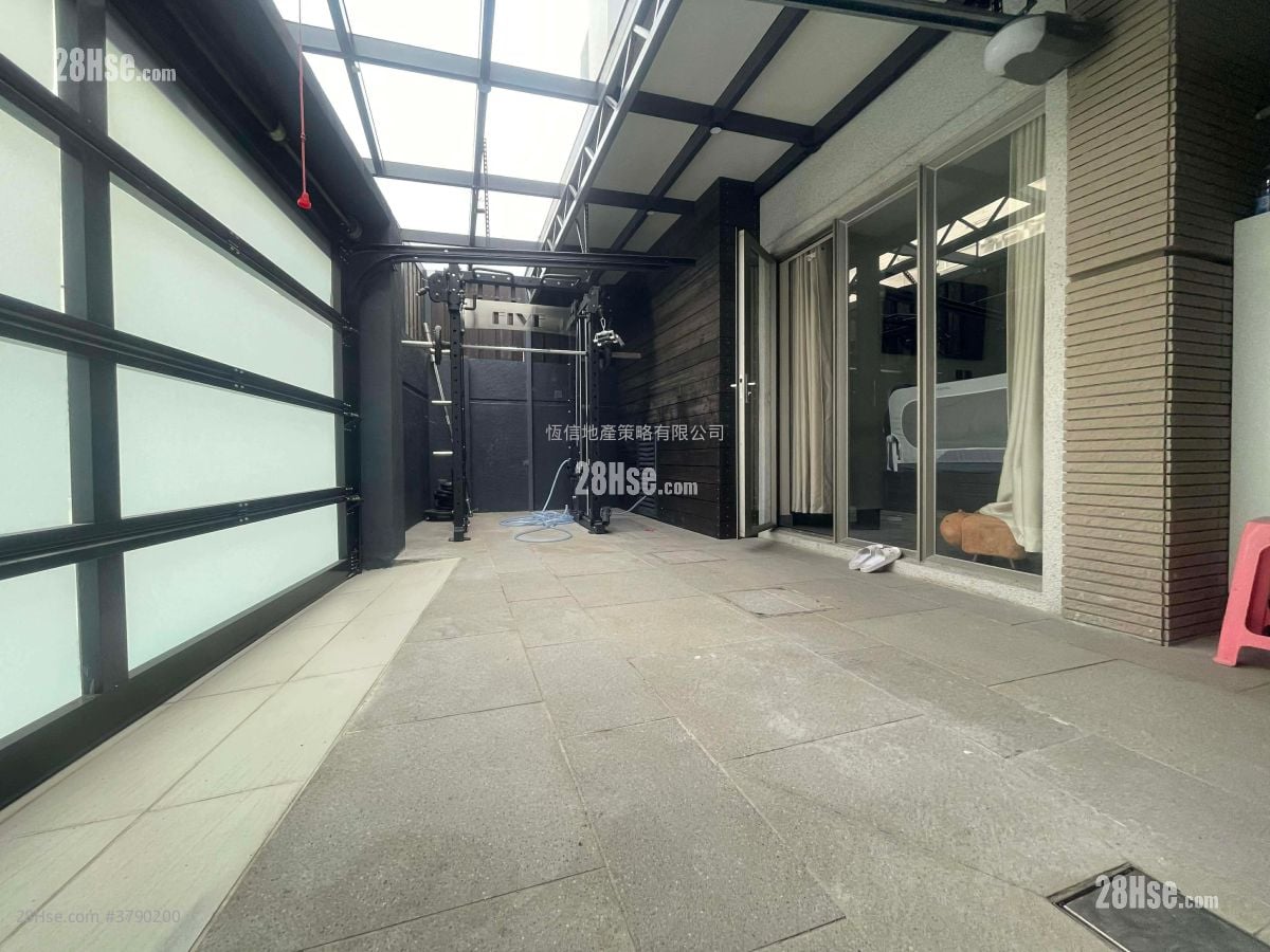 Village Sell 700 ft²