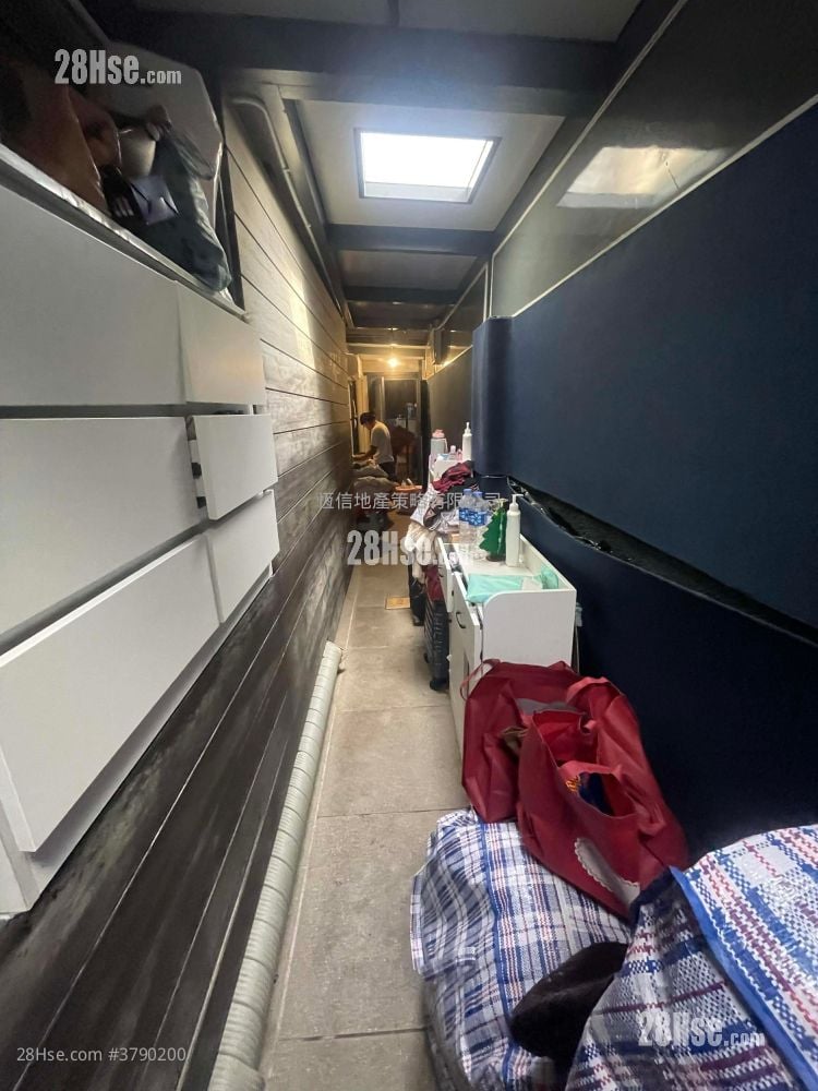 Village Sell 700 ft²