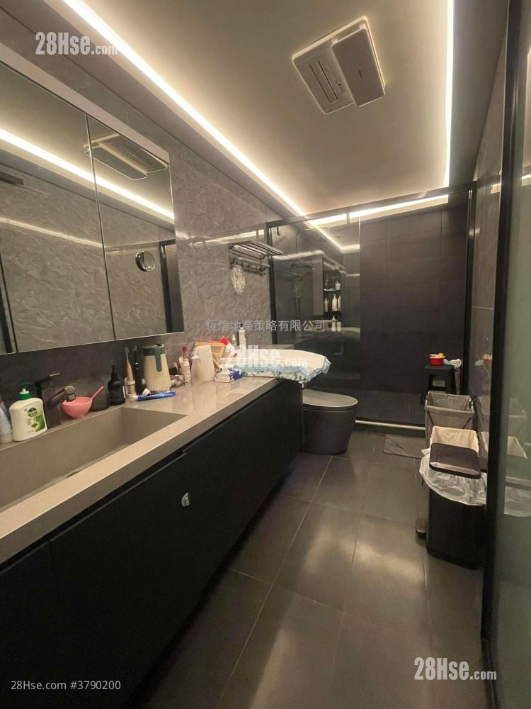 Village Sell 700 ft²