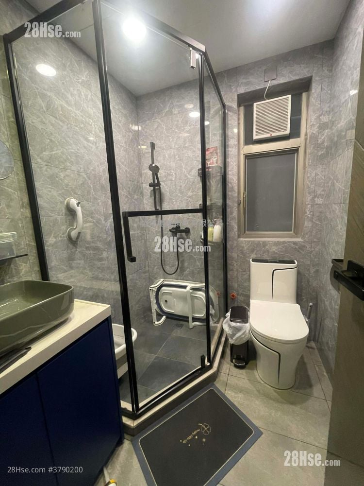 Village Sell 700 ft²