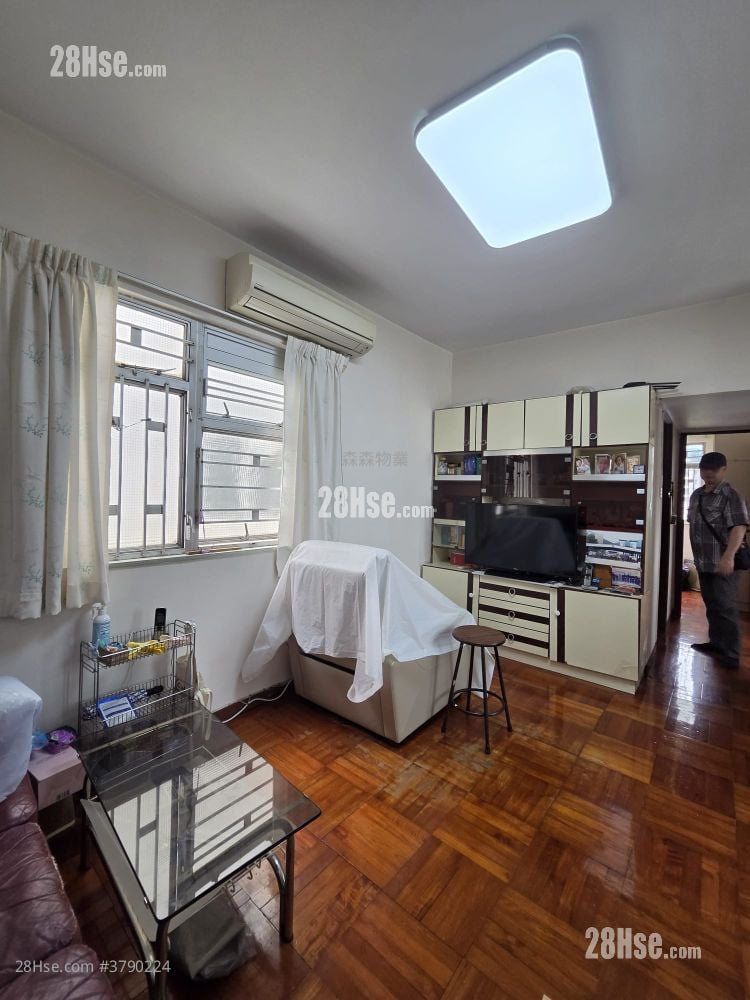 Eastway Towers Sell 2 Bedrooms , 1 Bathroom 471 ft²