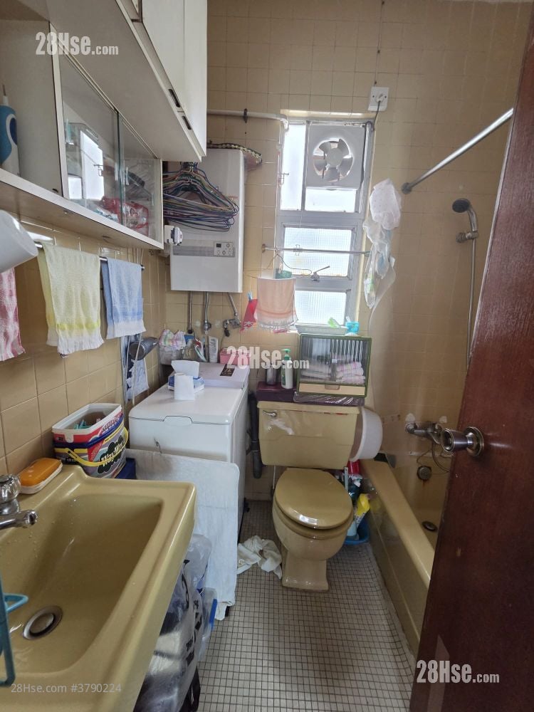 Eastway Towers Sell 2 Bedrooms , 1 Bathroom 471 ft²