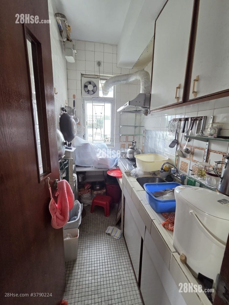 Eastway Towers Sell 2 Bedrooms , 1 Bathroom 471 ft²