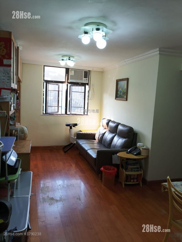 Fung Shing Court Sell 3 Bedrooms , 1 Bathroom 490 ft²