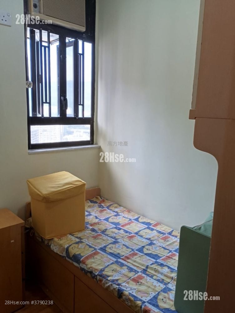 Fung Shing Court Sell 3 Bedrooms , 1 Bathroom 490 ft²