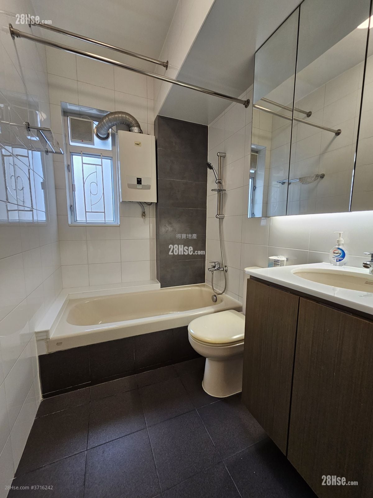 单幢楼房 租盘 3 房 , 1 浴室 591 平方尺