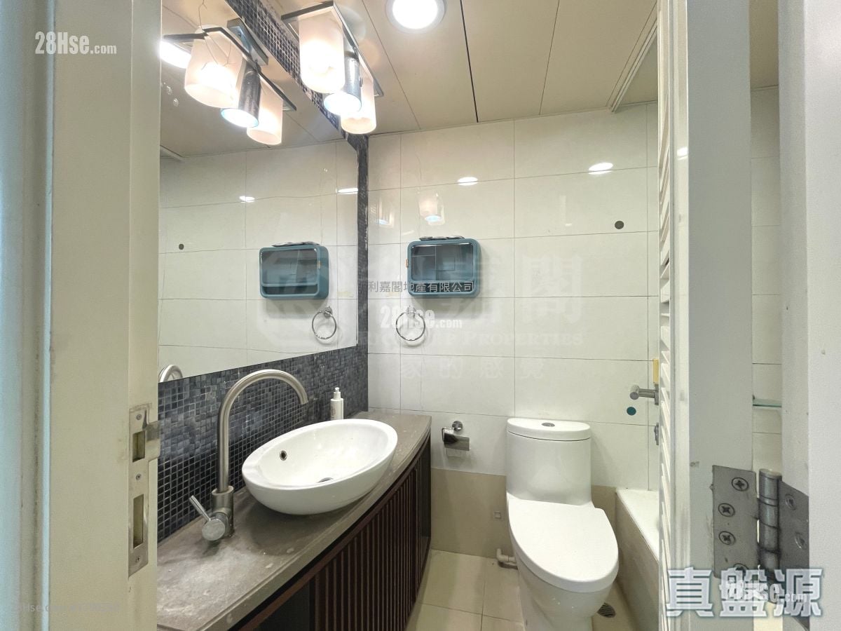 The Capitol Sell 3 Bedrooms , 2 Bathrooms 713 ft²