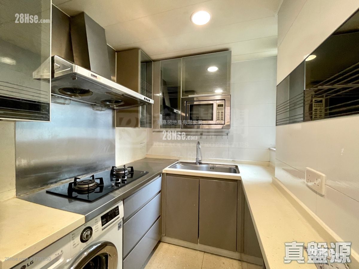 The Capitol Sell 3 Bedrooms , 2 Bathrooms 713 ft²