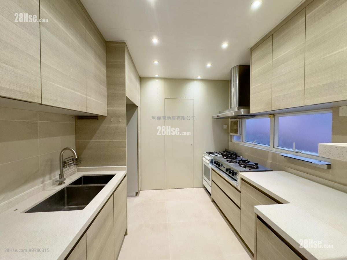 Sau Lai Garden Sell 5+ Bedrooms , 3 Bathrooms 2,655 ft²