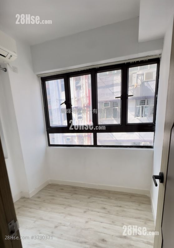 Kam Tong Building Sell 3 Bedrooms , 2 Bathrooms 515 ft²