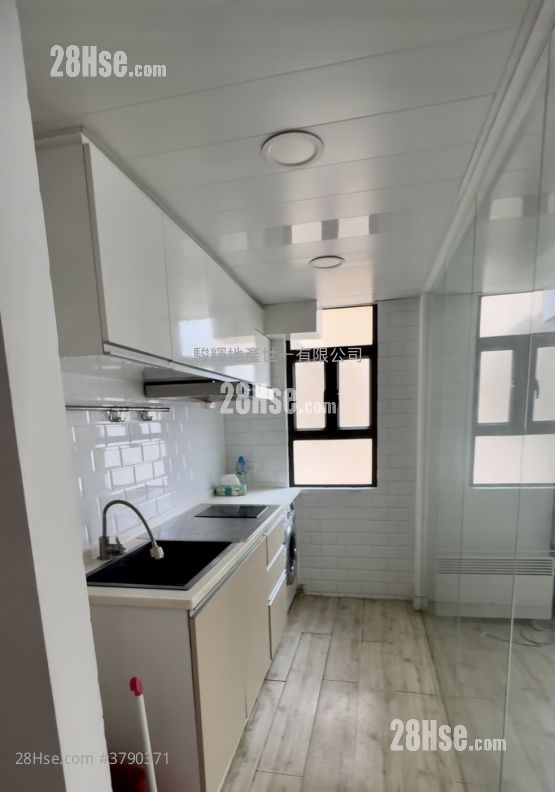 Kam Tong Building Sell 3 Bedrooms , 2 Bathrooms 515 ft²