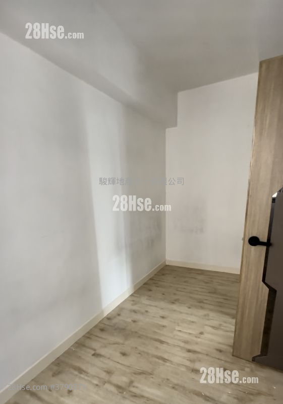Kam Tong Building Sell 3 Bedrooms , 2 Bathrooms 515 ft²