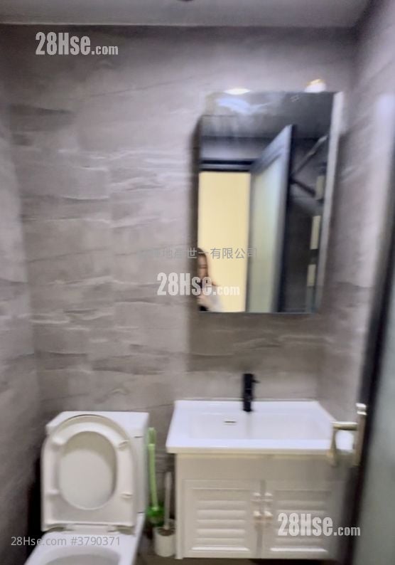 Kam Tong Building Sell 3 Bedrooms , 2 Bathrooms 515 ft²