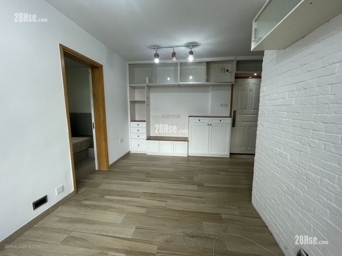 Ching Wah Court Sell 2 Bedrooms , 1 Bathroom 401 ft²