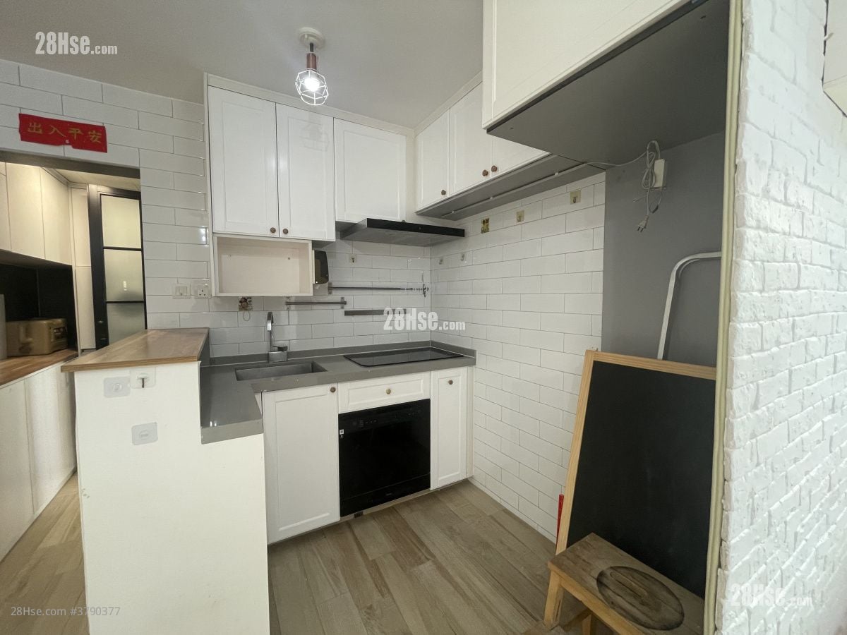 Ching Wah Court Sell 2 Bedrooms , 1 Bathroom 401 ft²