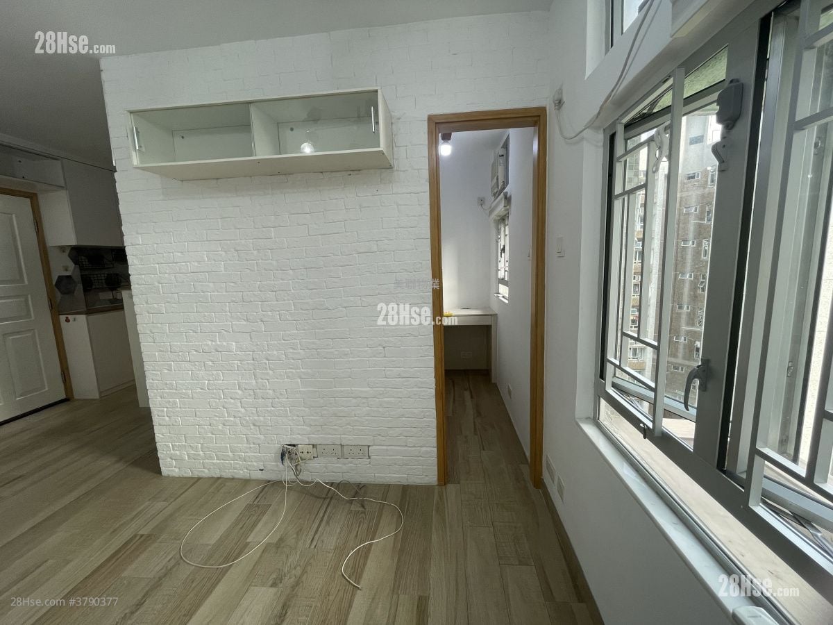 Ching Wah Court Sell 2 Bedrooms , 1 Bathroom 401 ft²