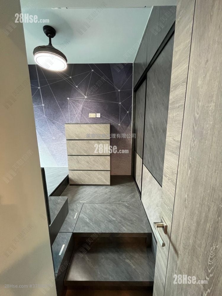 Aurora Sell 2 Bedrooms 423 ft²