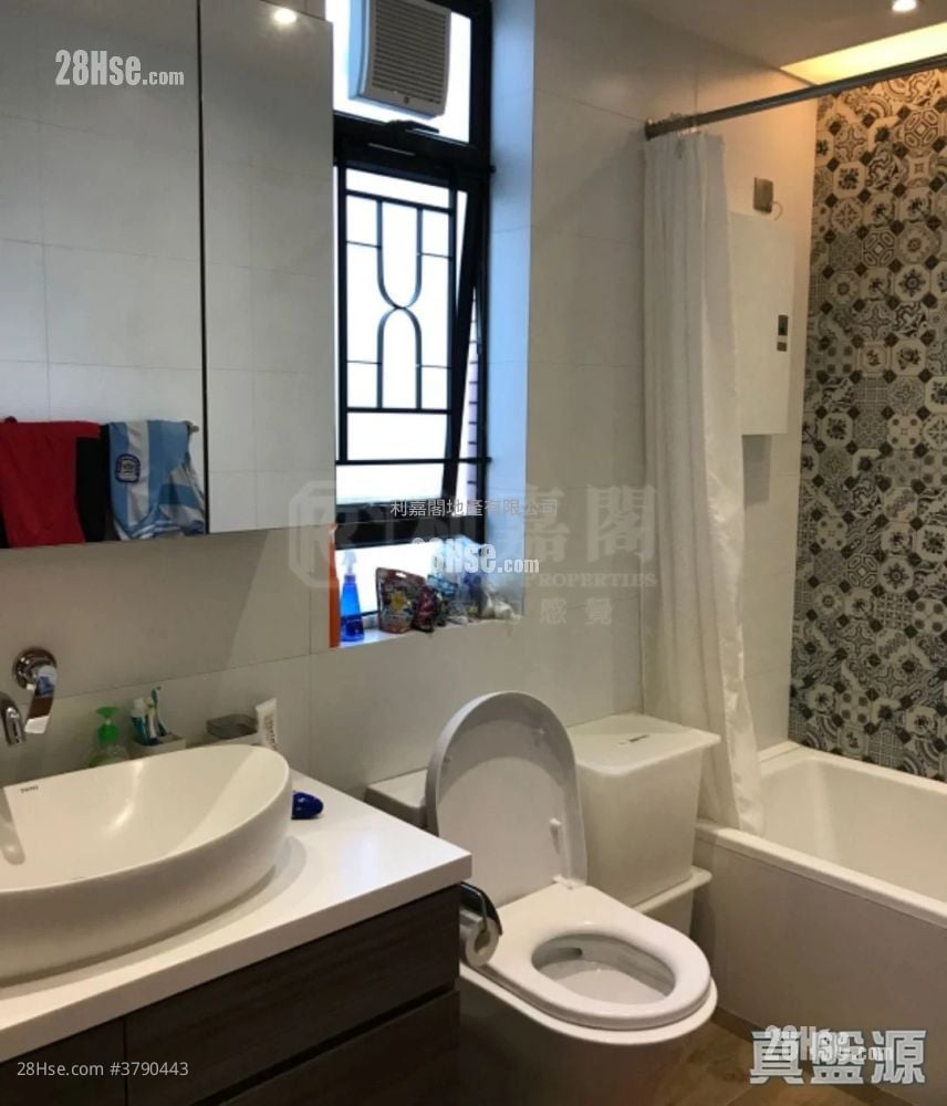 Royal Ascot Sell 3 Bedrooms 1,479 ft²