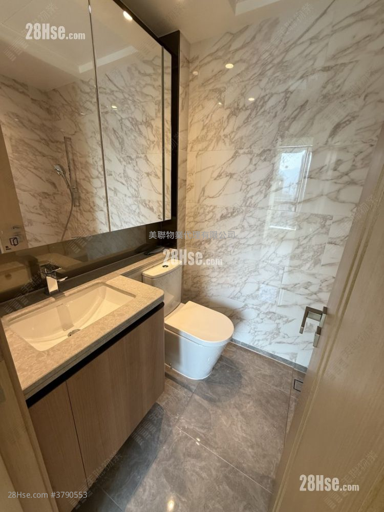 Grand Mayfair  Rental 773 ft²