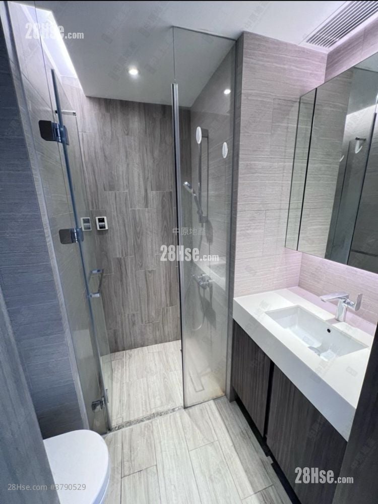 Park One Sell 3 Bedrooms , 1 Bathroom 418 ft²