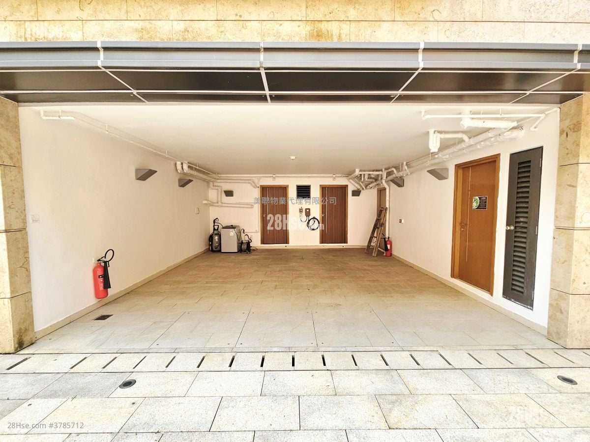 The Woods Sell 3 Bedrooms , 5+ Bathrooms 2,068 ft²